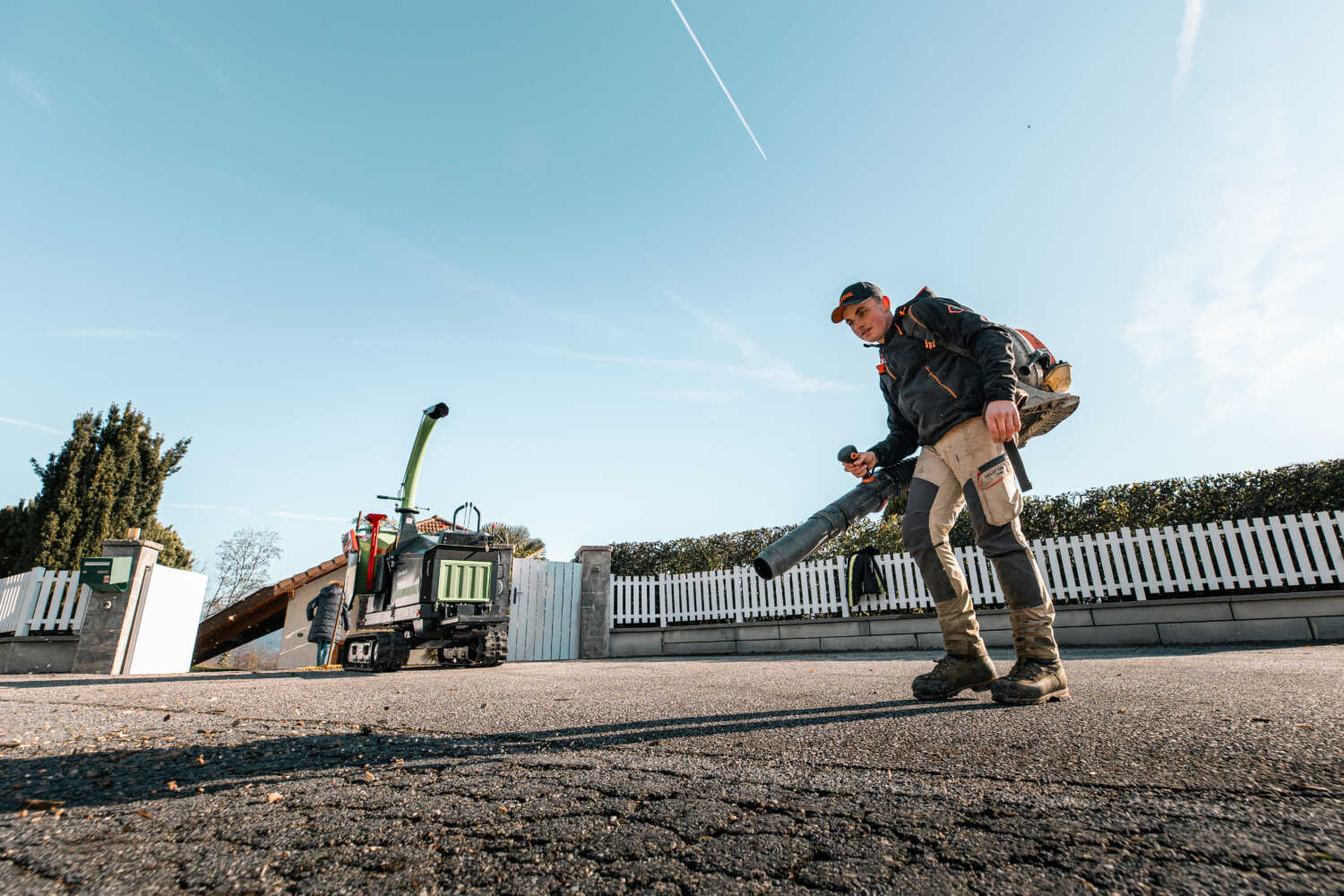 Photo d'un paysager entrain de nettoyer une allée