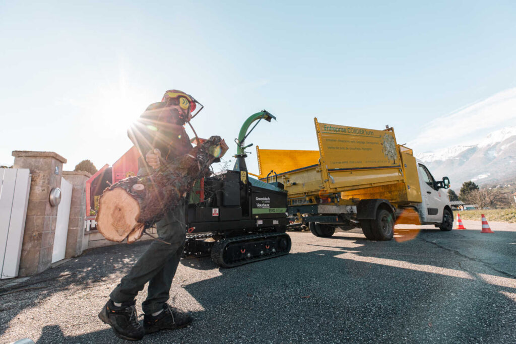 Photo d'un paysagiste qui porte une buche